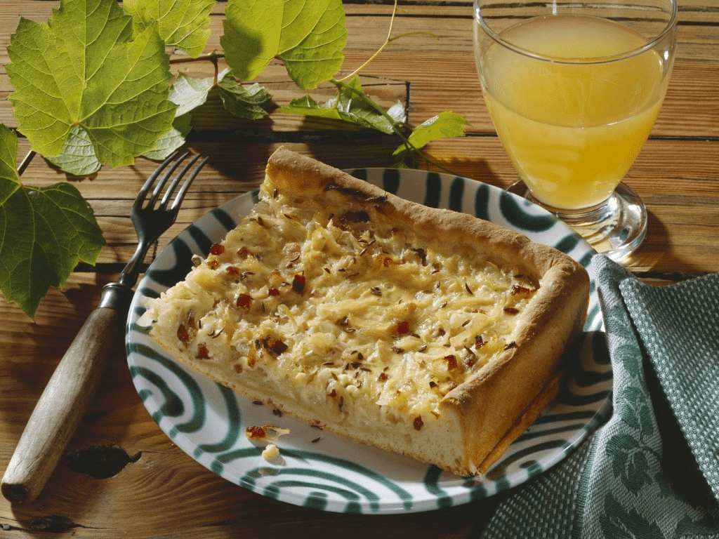 Zwiebelkuchen und Federweisser